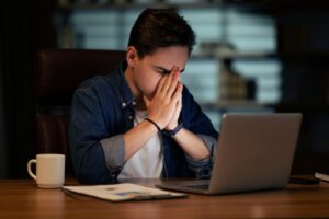 Ffatigued employee working late and struggling with decision fatigue