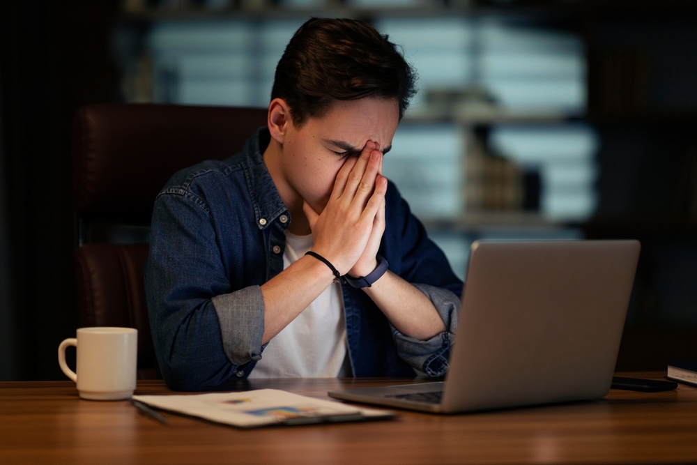 Ffatigued employee working late and struggling with decision fatigue